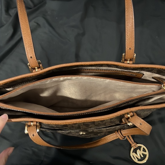 Michael Kors tote - Picture 7 of 9